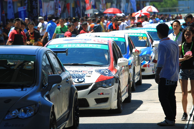 赛道英雄-贰 维修站排队准备出车