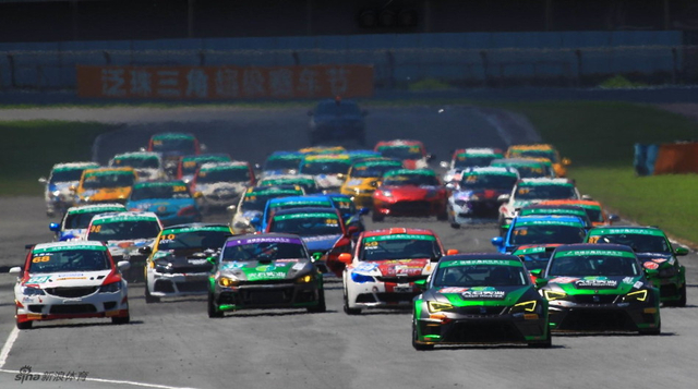 赛道英雄-贰-群车起步