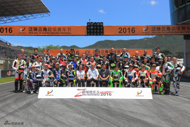 ZIC超级摩托车赛车手大合照