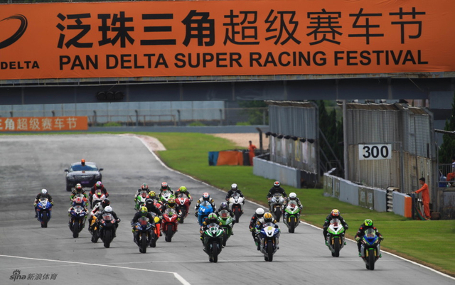 ZIC超级摩托车组赛，群车起步