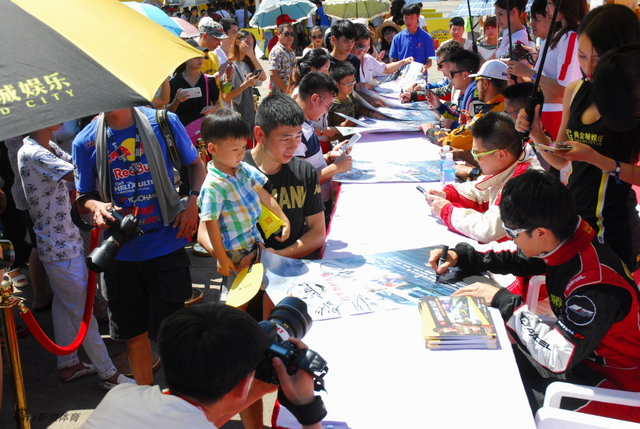 商业区-车手签名会观众热情难挡