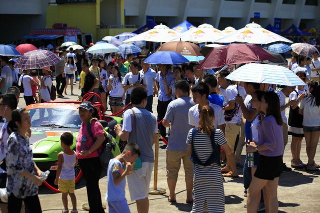 商业区-车展现场人山人海