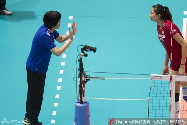 郎指导场边叮嘱