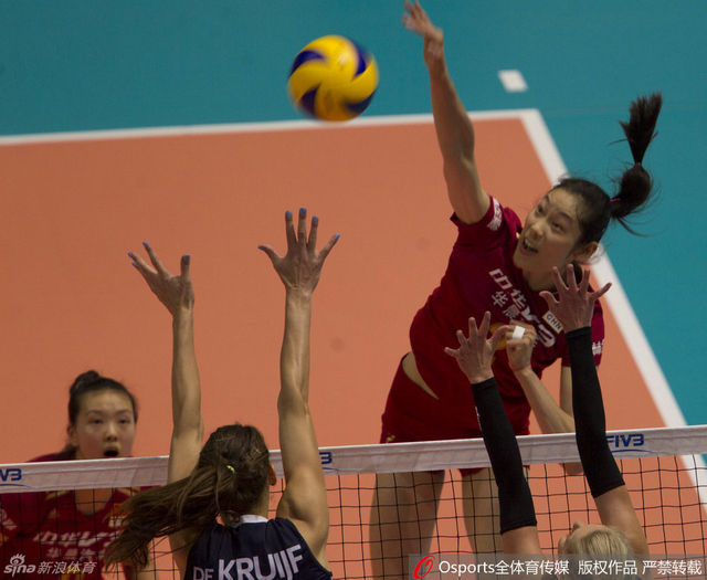 朱婷扣球