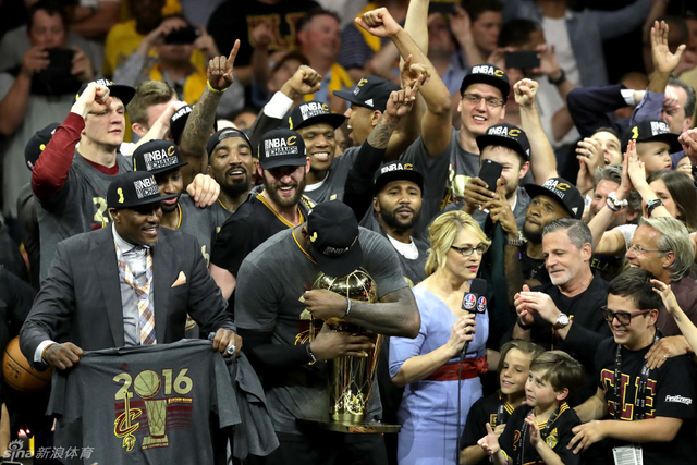 亲吻总冠军奖杯