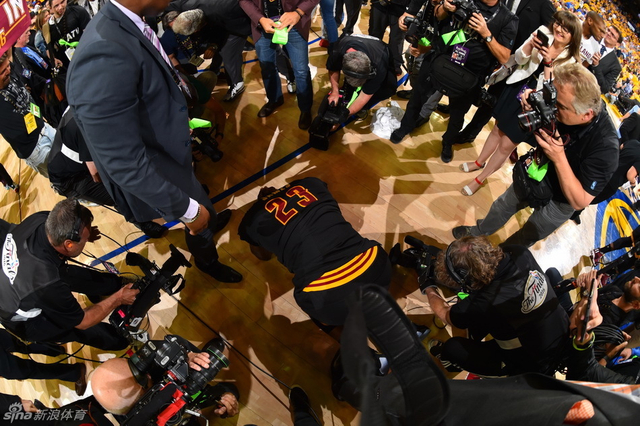 詹姆斯跪地庆祝