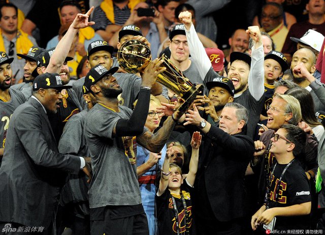 詹皇举起奥布莱恩杯