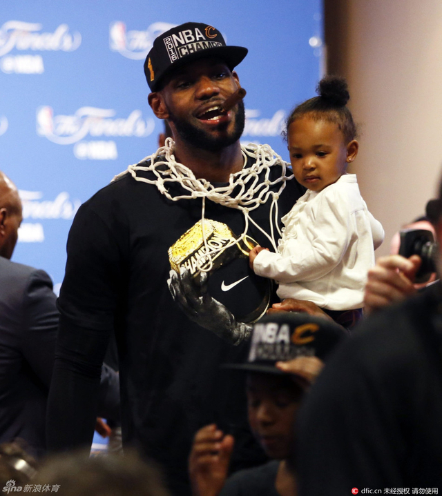 詹皇享受胜利雪茄