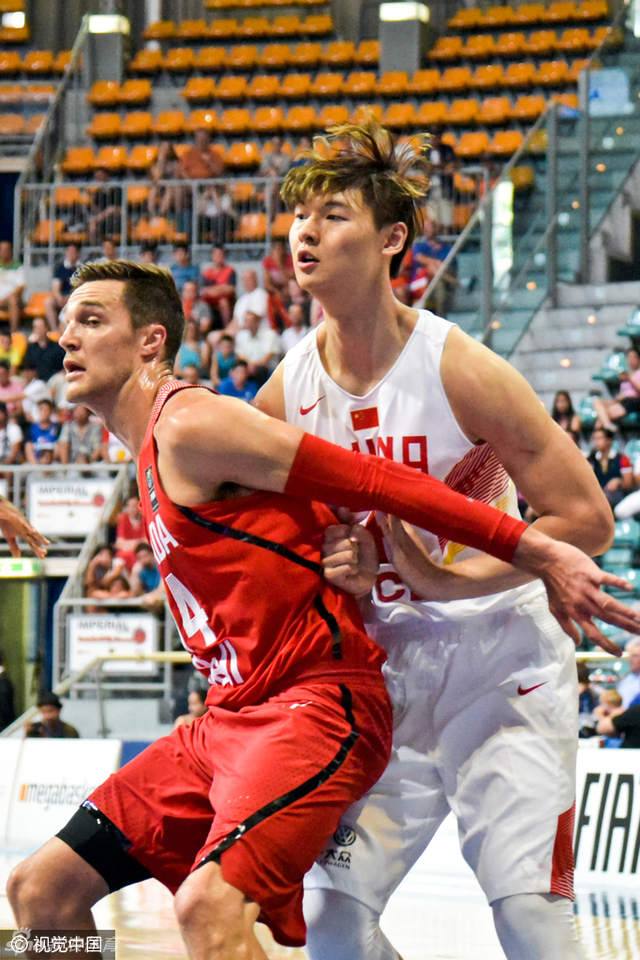 王哲林篮下卡位