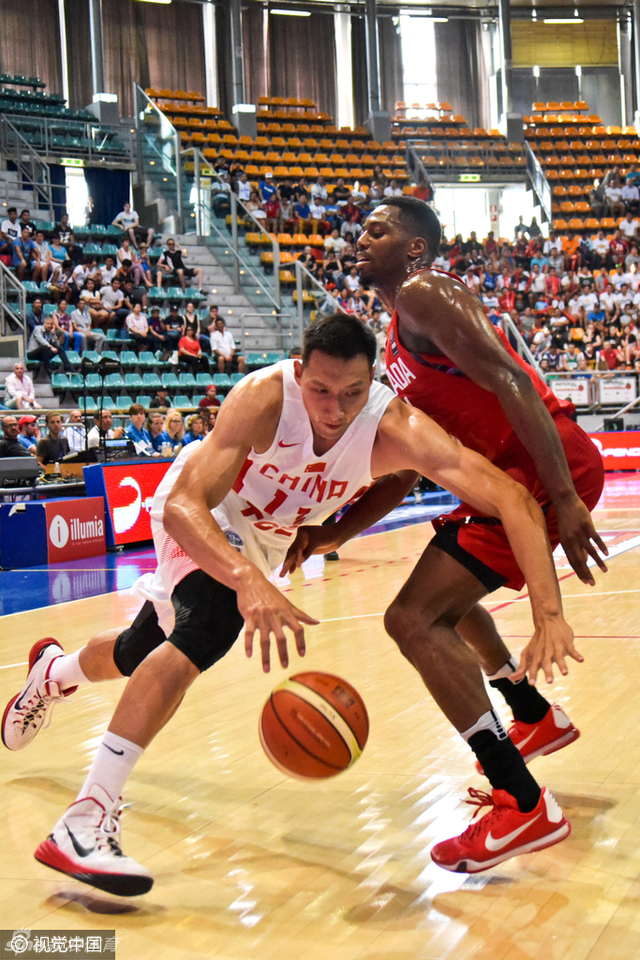 易建联内线突破