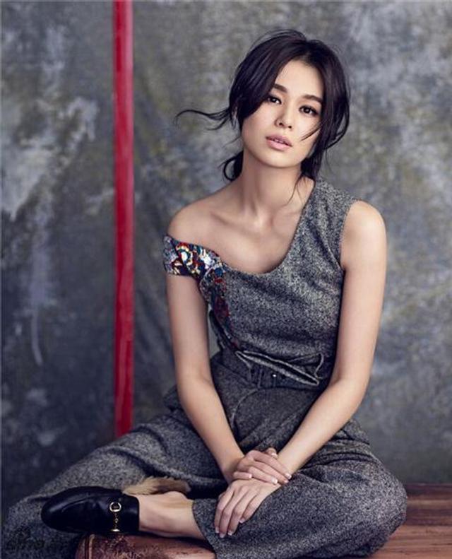 三料视后胡杏儿策马奔腾