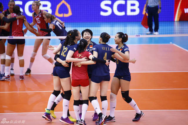 女排姑娘庆祝得分