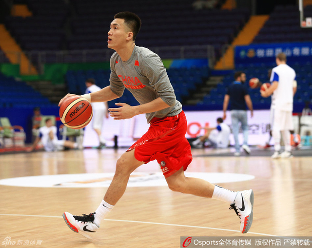 郭艾伦赛前热身