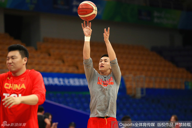 郭艾伦赛前热身