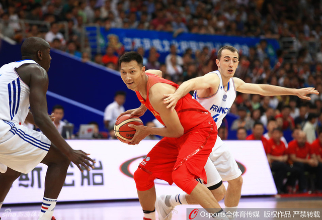 易建联持球进攻