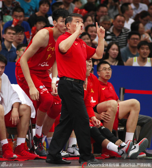 宫鲁鸣场边指挥