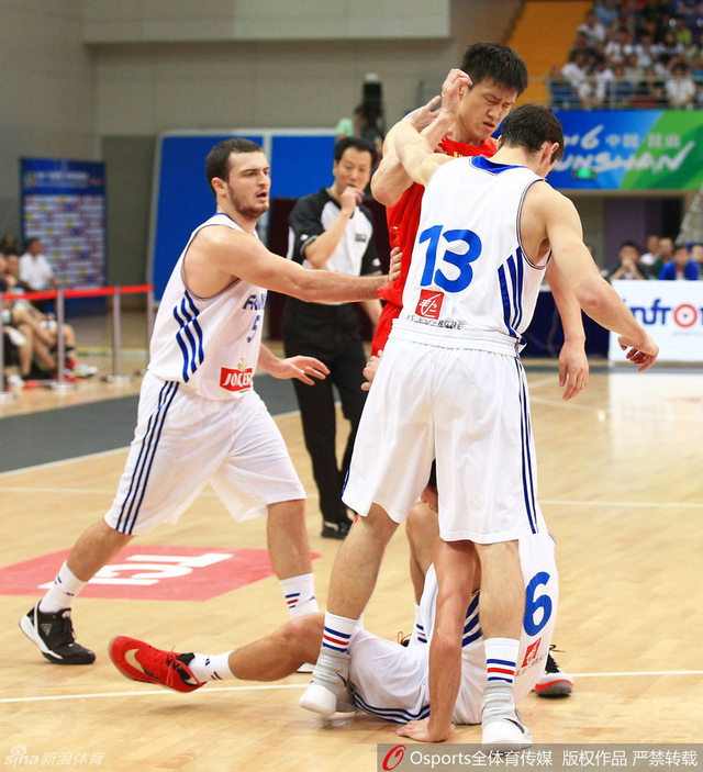 周鹏与对方冲突