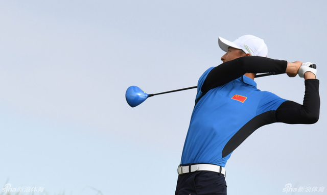 李昊桐潇洒开球