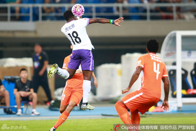 埃沃纳争顶头球