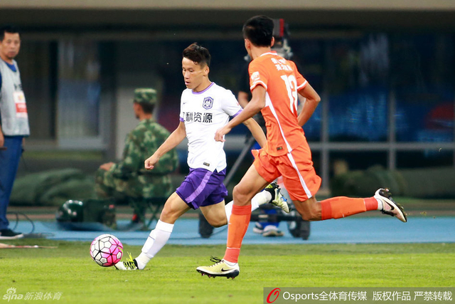 胡人天带球突破