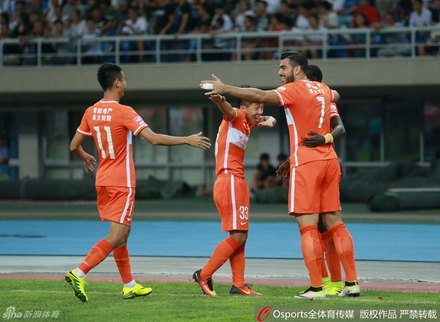 佩莱与队友庆祝