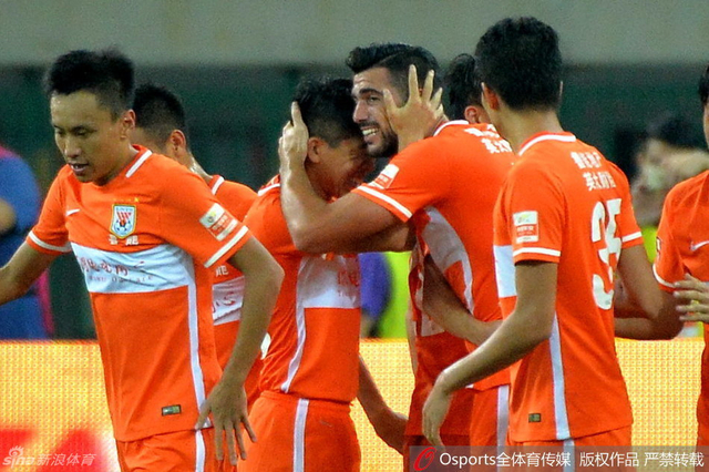 队友上前与佩莱庆祝