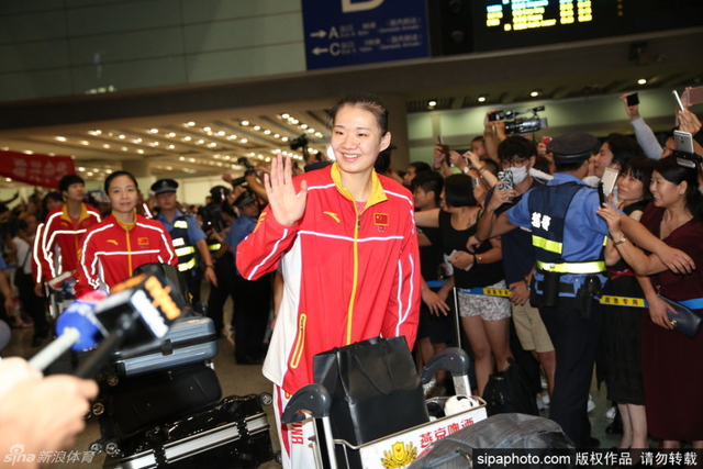 杨方旭与球迷招手