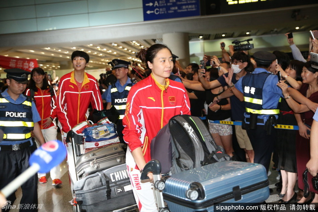 魏秋月抵达机场