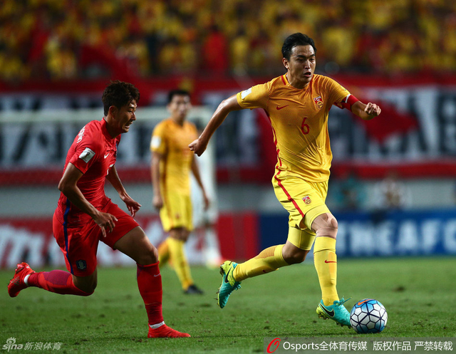 冯潇霆带球进攻