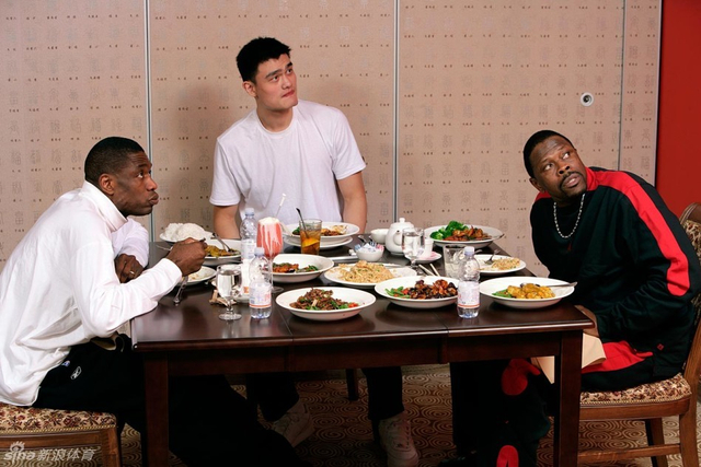 2005年姚明和穆大叔以及尤因吃中餐