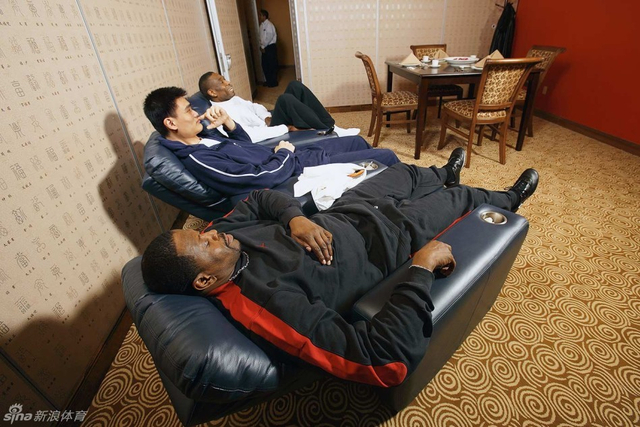 2005年姚明和穆大叔尤因