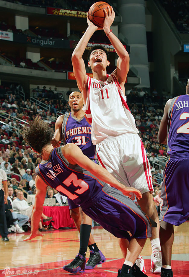 2005年姚明撞倒纳什