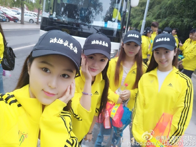  北马美女志愿者 高颜值为跑者加油助威