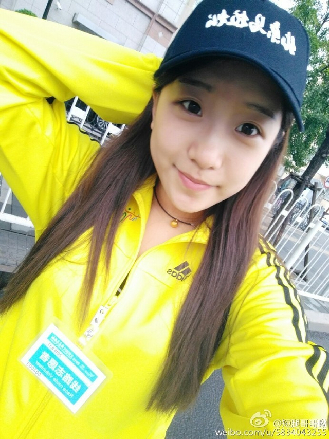  北马美女志愿者 高颜值为跑者加油助威