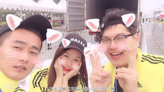 北马美女志愿者 高颜值为跑者加油助威