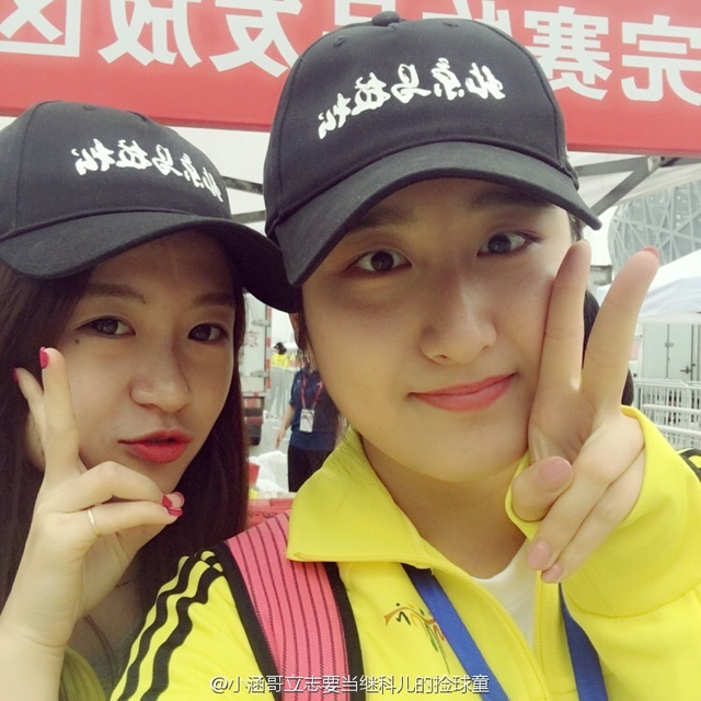 北马美女志愿者 高颜值为跑者加油助威