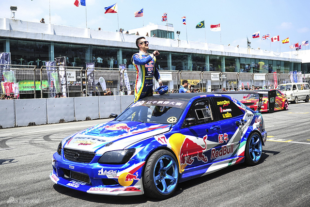 赛前费德里科向观众致意