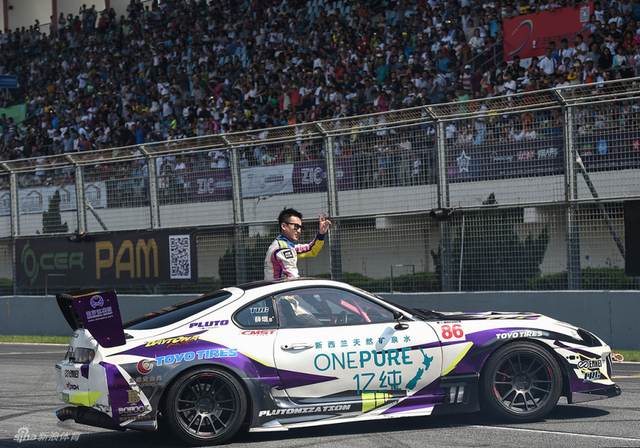 中国车手薛焜向观众致谢