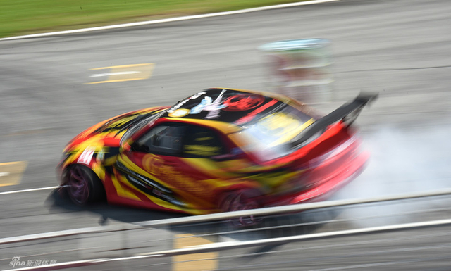 车手飘移过路障瞬间