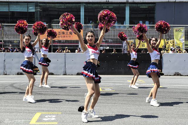 红牛宝贝热辣舞姿 为车手加油