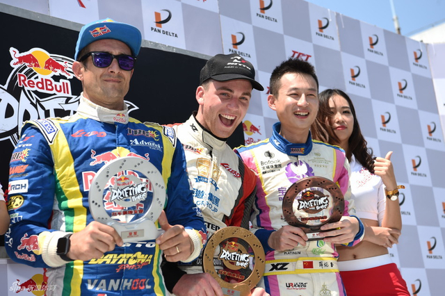 障碍赛冠军琼斯、亚军费德里科、季军薛焜