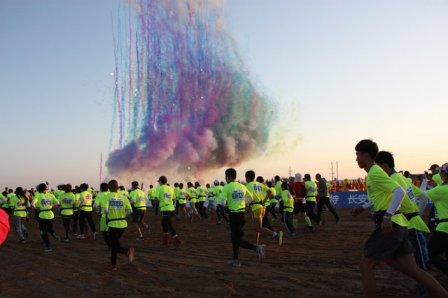 酒泉国际戈壁超马起跑