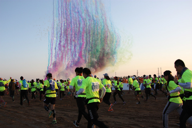 酒泉国际戈壁超马起跑