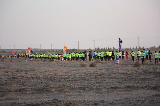 酒泉国际戈壁超马起跑