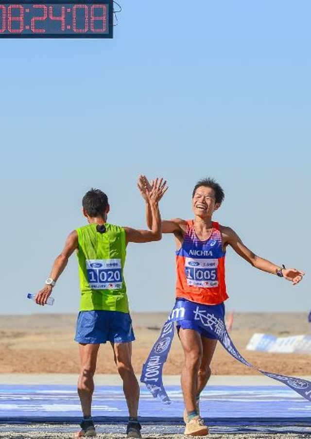 酒泉国际戈壁超马起跑