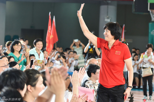 郎平向同学们挥手致意