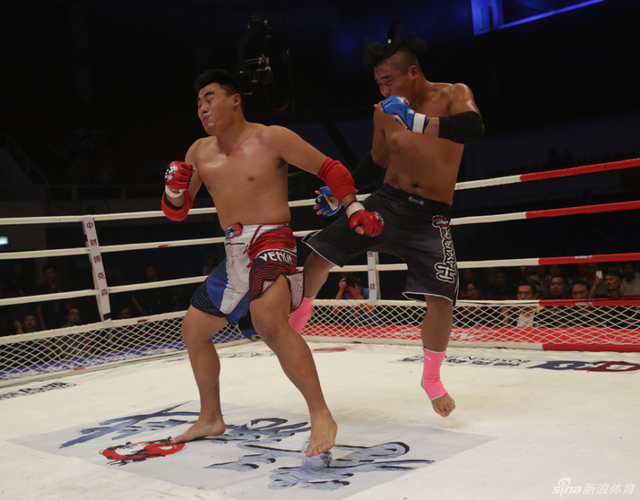 代常荣抓住空档机会狠踢