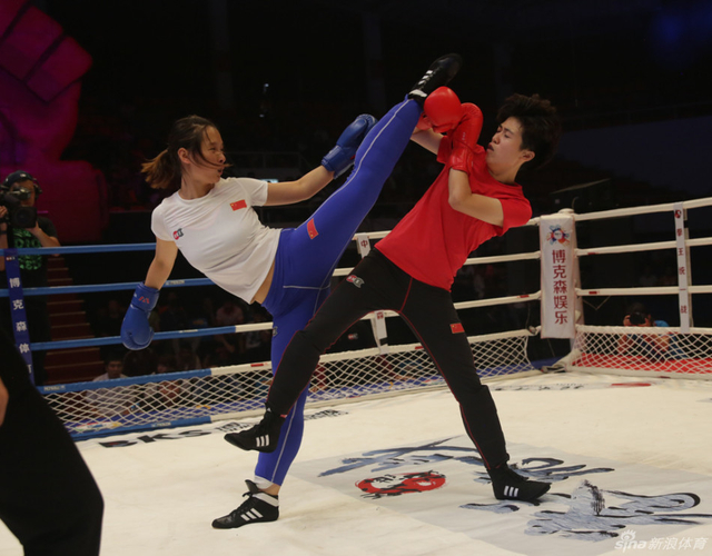 夏子怡杨满表演赛法斗