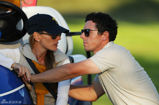 小麦与未婚妻卿卿我我