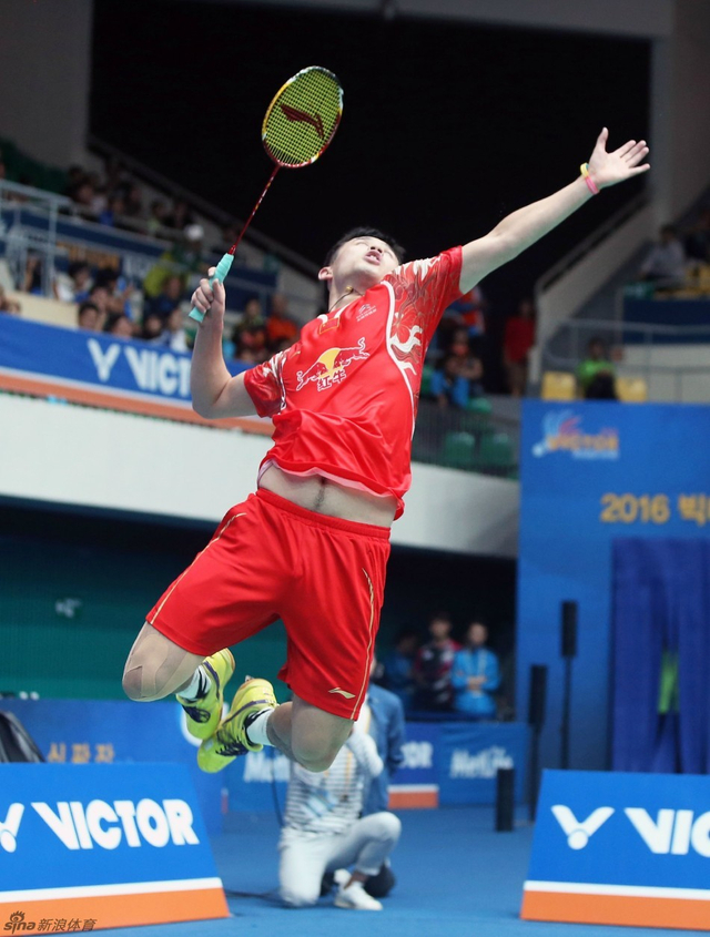 乔斌大力跳杀球